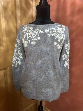 Embroidered Gray Crewneck Sweater with White Floral Detail